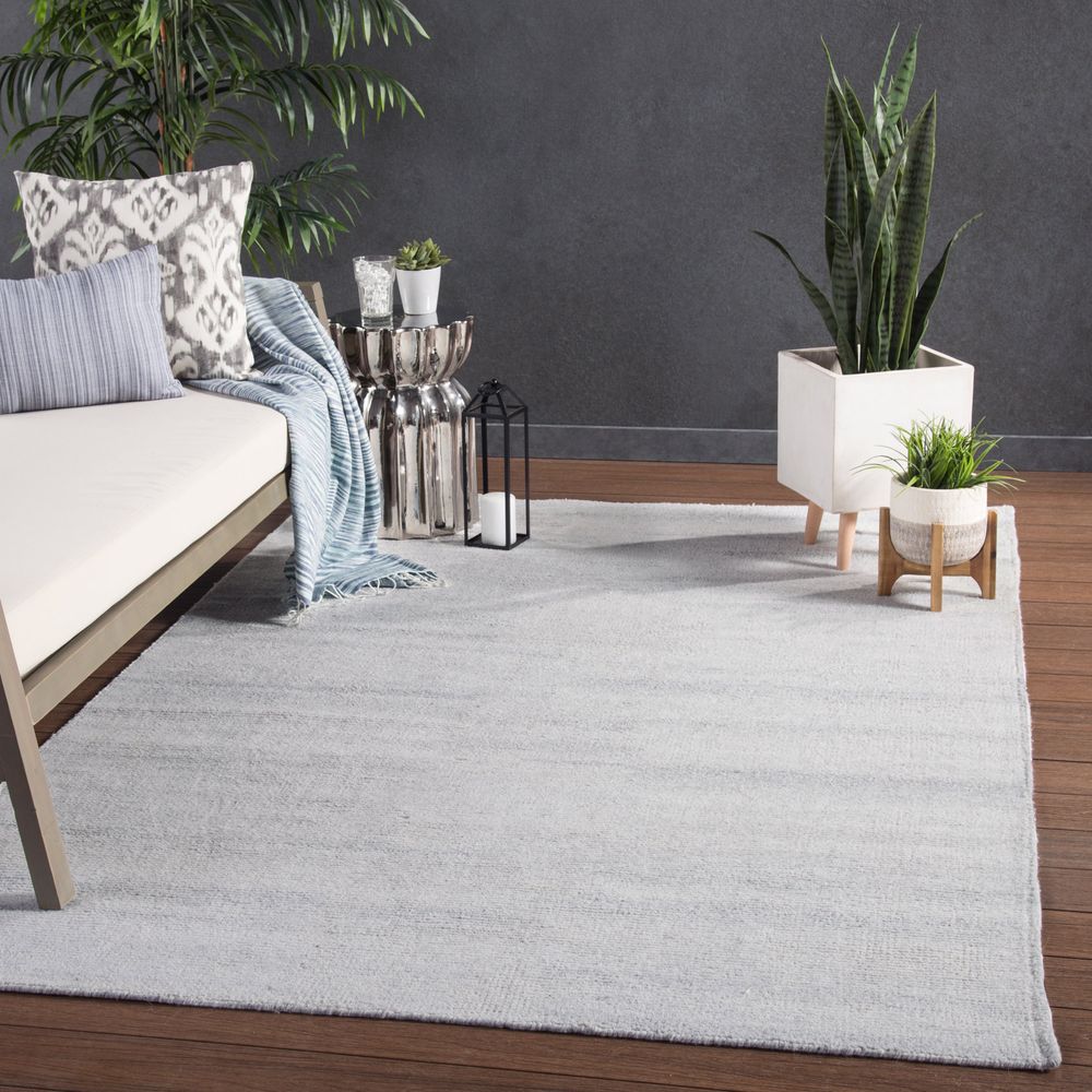 Henshaw Solid Silver/ Gray Area Rug (2'X3')